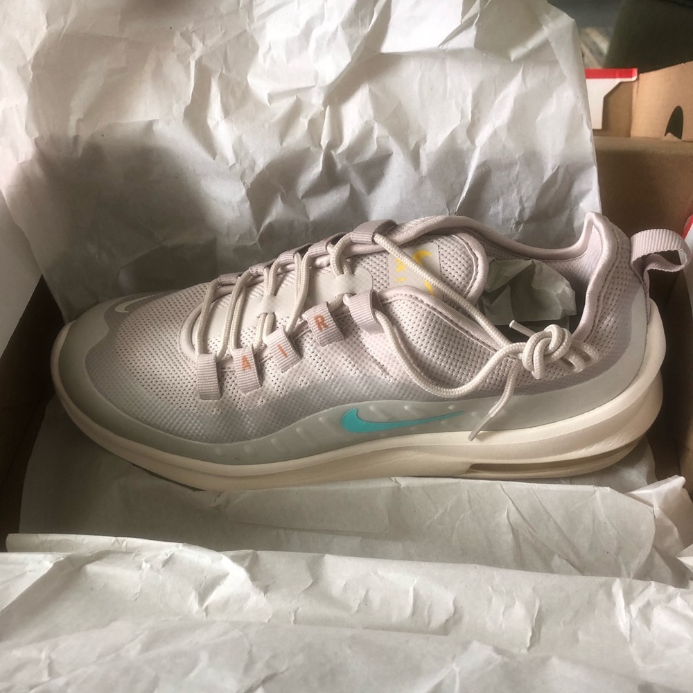 Brand New Women’s Nike Air Max Axis